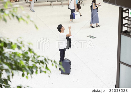 空港で出発を待つ男性 空港で出発を待つ男性 25033528