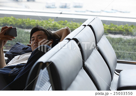 空港で出発を待つ男性 25033550