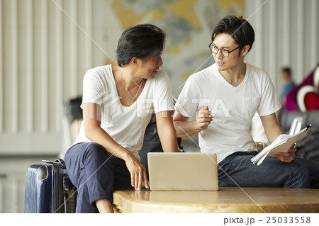 空港で打ち合わせをする男性 25033558