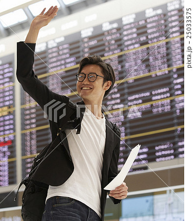 空港で出発を待つ男性 25033575