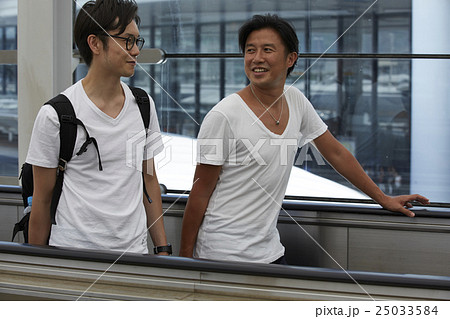 空港で出発を待つ男性 25033584