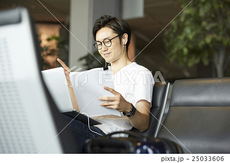 空港で出発を待つ男性 25033606