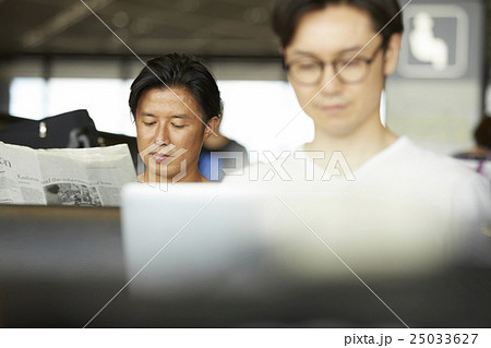 空港で出発を待つ男性 25033627