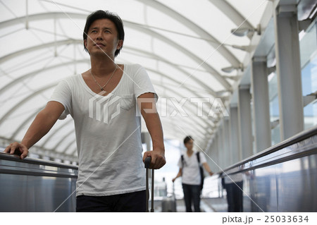 空港で出発を待つ男性 25033634