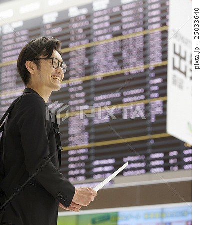 空港で出発を待つ男性 25033640