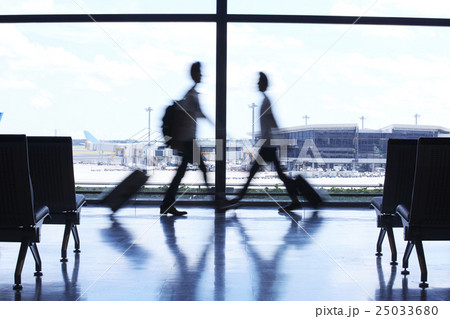 空港内を行き交う人々 空港内を行き交う人々 25033680