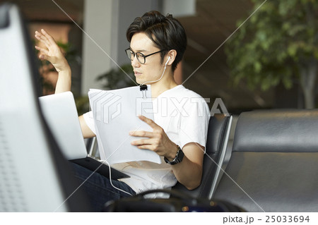 空港で出発を待つ男性 25033694