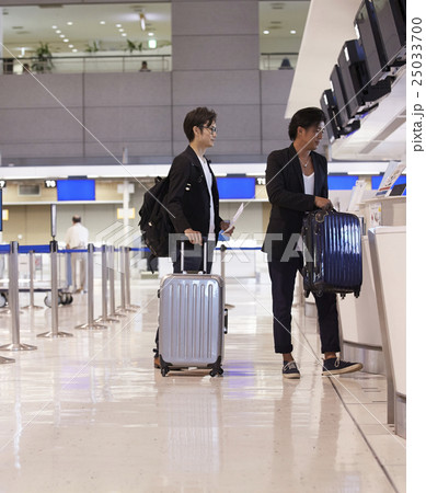 空港で出発を待つ男性 25033700