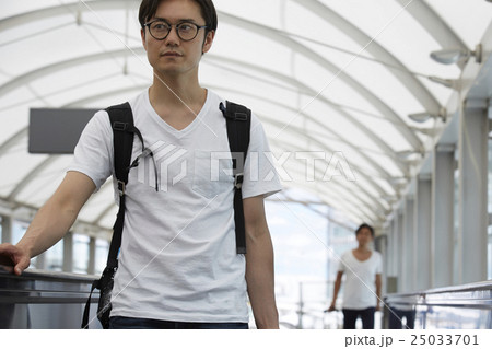 空港で出発を待つ男性 25033701