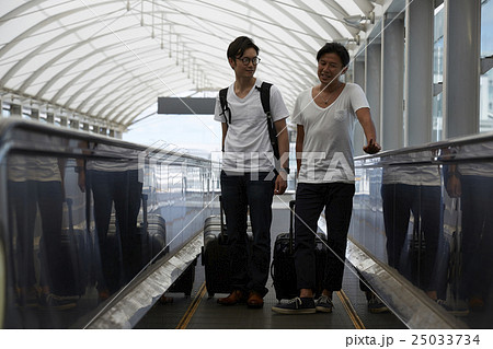 空港で出発を待つ男性 25033734