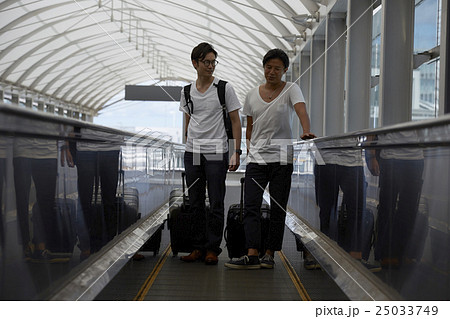 空港で出発を待つ男性 25033749