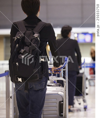空港内を歩く男性 25033750