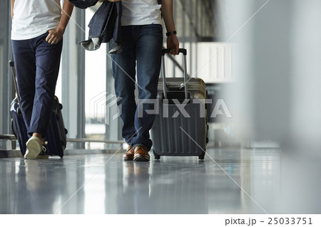空港内を歩く男性 25033751