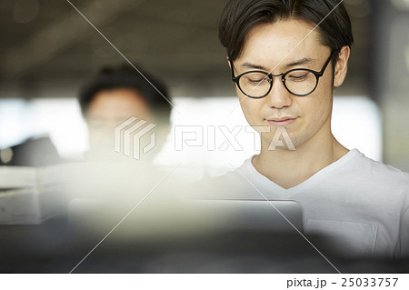 空港で出発を待つ男性 25033757