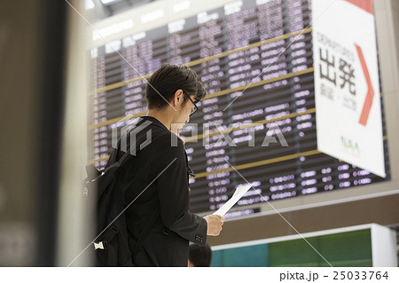 空港で出発を待つ男性 25033764
