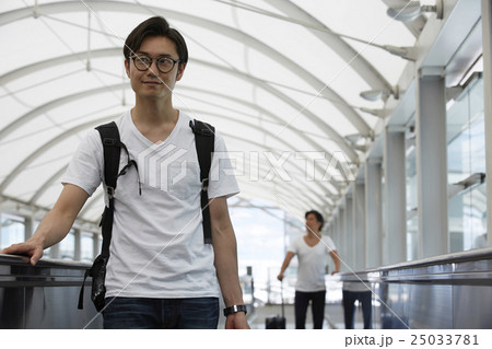 空港で出発を待つ男性 空港で出発を待つ男性 25033781