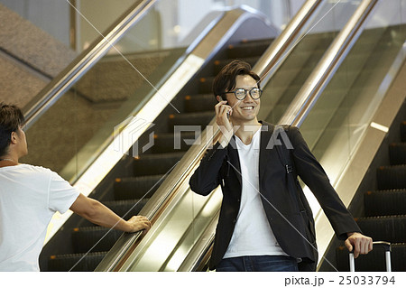 空港で出発を待つ男性 25033794