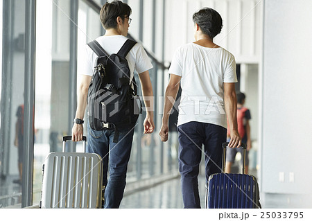空港内を歩く男性 25033795