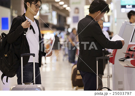 空港で出発を待つ男性 25033797