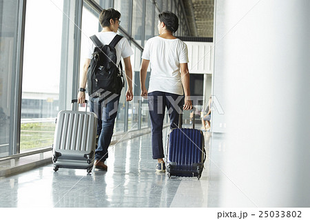 空港内を歩く男性 空港内を歩く男性 25033802