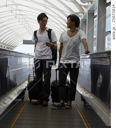 空港で出発を待つ男性 25033814