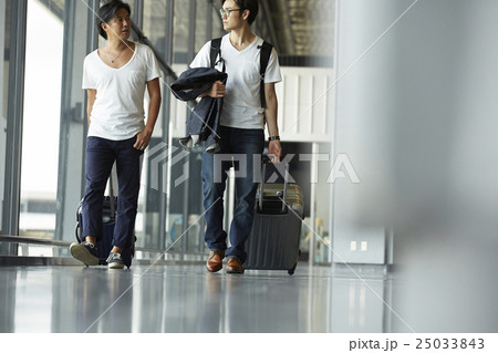 空港内を歩く男性の写真素材