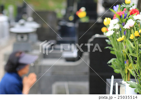 お墓参り お彼岸の供え物の菊の花の写真素材