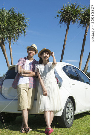 ドライブをするカップル 25035827