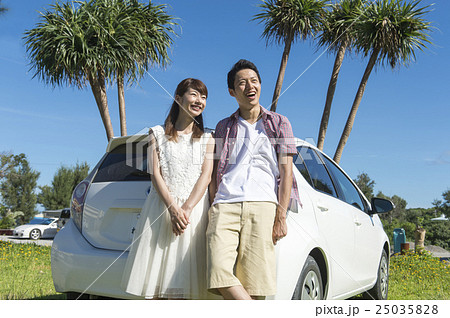 ドライブをするカップル 25035828