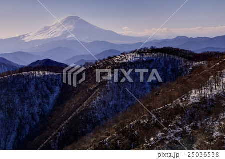 丹沢・鍋割山と午後の富士山 丹沢・鍋割山と午後の富士山 25036538