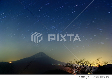 精進湖・パノラマ台から見る富士山に登るさそり座 精進湖・パノラマ台から見る富士山に登るさそり座 25036539