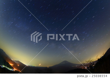 精進湖・パノラマ台から見る富士山に登る夏の星座(魚眼レンズ撮影) 精進湖・パノラマ台から見る富士山に登る夏の星座(魚眼レンズ撮影) 25036554