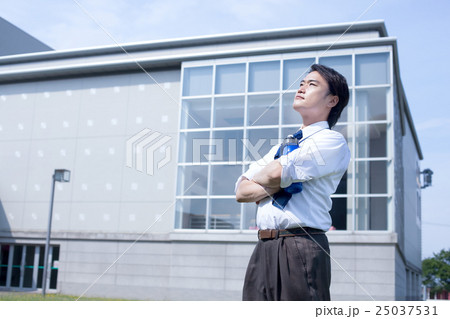 屋外でリフレッシュするビジネスマン 25037531