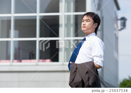 屋外でリフレッシュするビジネスマン 25037538