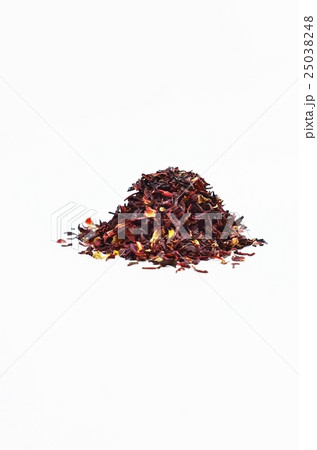 美容系ハーブ・ハイビスカスティーの茶葉としてのハイビスカスローゼルの実の砕片・白バック縦位置 25038248