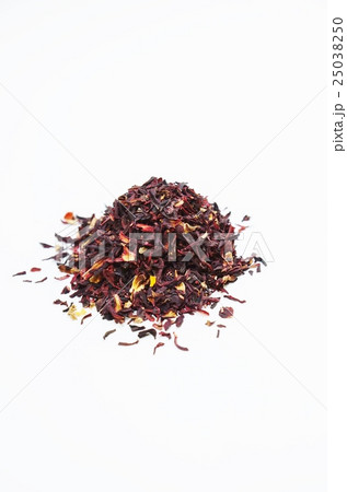 美容系ハーブ ハイビスカスティーの茶葉としてのハイビスカスローゼルの実の砕片 白バック俯瞰縦位置の写真素材
