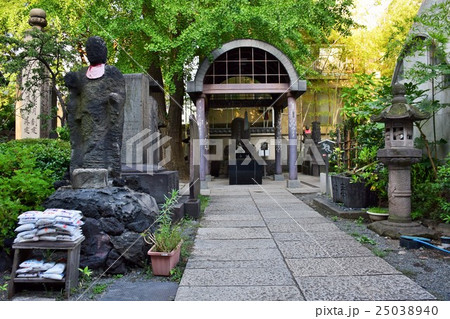 ねずみ小僧の墓 ( 鼠小僧次郎吉 ) & 塩地蔵無縁寺 回向院 ( 東京都 墨田区 両国 ) ねずみ小僧の墓 ( 鼠小僧次郎吉 ) & 塩地蔵無縁寺 回向院 ( 東京都 墨田区 両国 ) 25038940