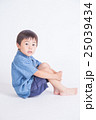 青い服の子供 25039434