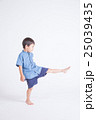 青い服の子供 25039435
