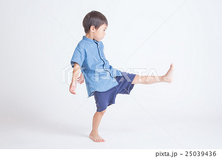 青い服の子供 25039436