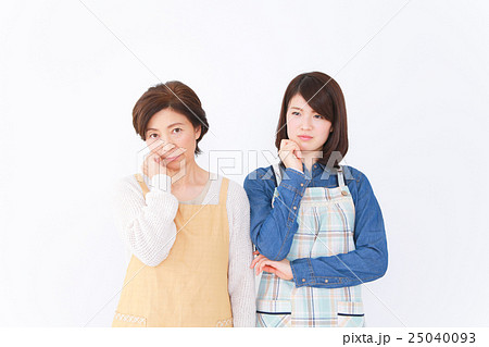 悩む女性たち 25040093