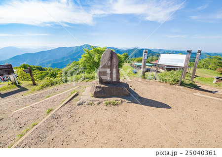 陣馬山・山頂・かながわの景勝50選・石碑 25040361