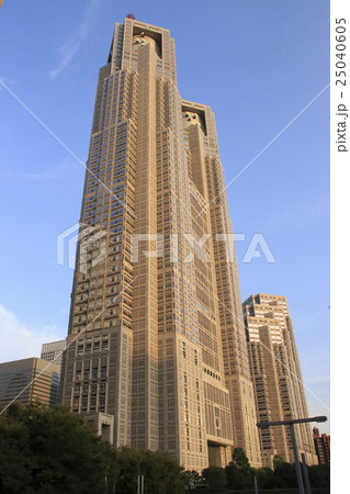 夕刻の西日に照らされる東京都庁 25040605