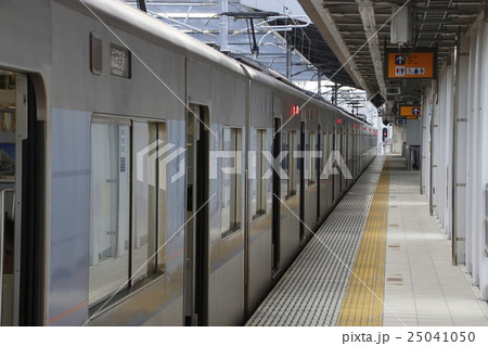成田湯川駅に停車中のアクセス特急 成田湯川駅に停車中のアクセス特急 25041050