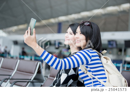 woman take smart phone selfie 25041573