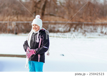 Beautiful little girl in winter park 25042523