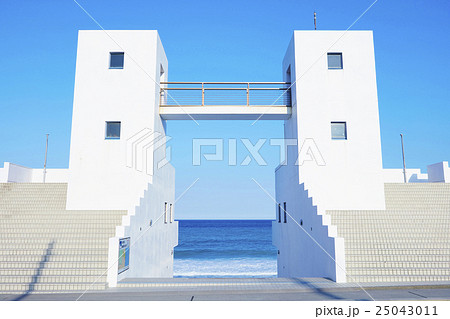 羽伏浦海岸 白い建物 メインゲートの写真素材
