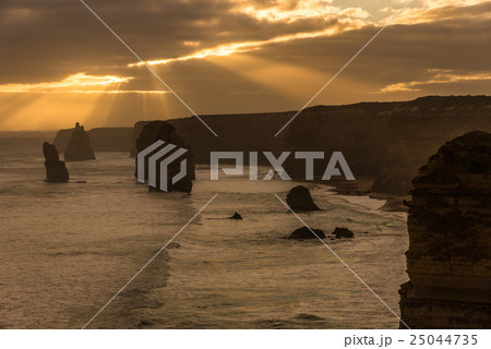 夕日に照らされるオーストラリア・グレートオーシャンロードの十二使徒 25044735
