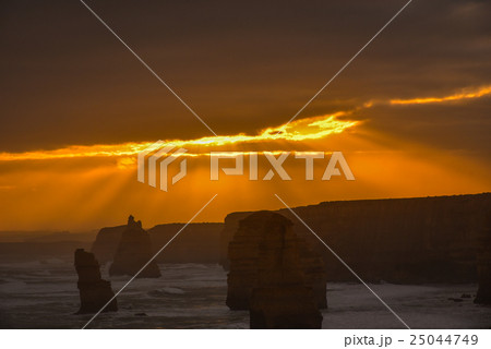 夕日に照らされるオーストラリア・グレートオーシャンロードの十二使徒 夕日に照らされるオーストラリア・グレートオーシャンロードの十二使徒 25044749