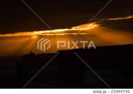 夕日に照らされるオーストラリア・グレートオーシャンロードの十二使徒 夕日に照らされるオーストラリア・グレートオーシャンロードの十二使徒 25044750